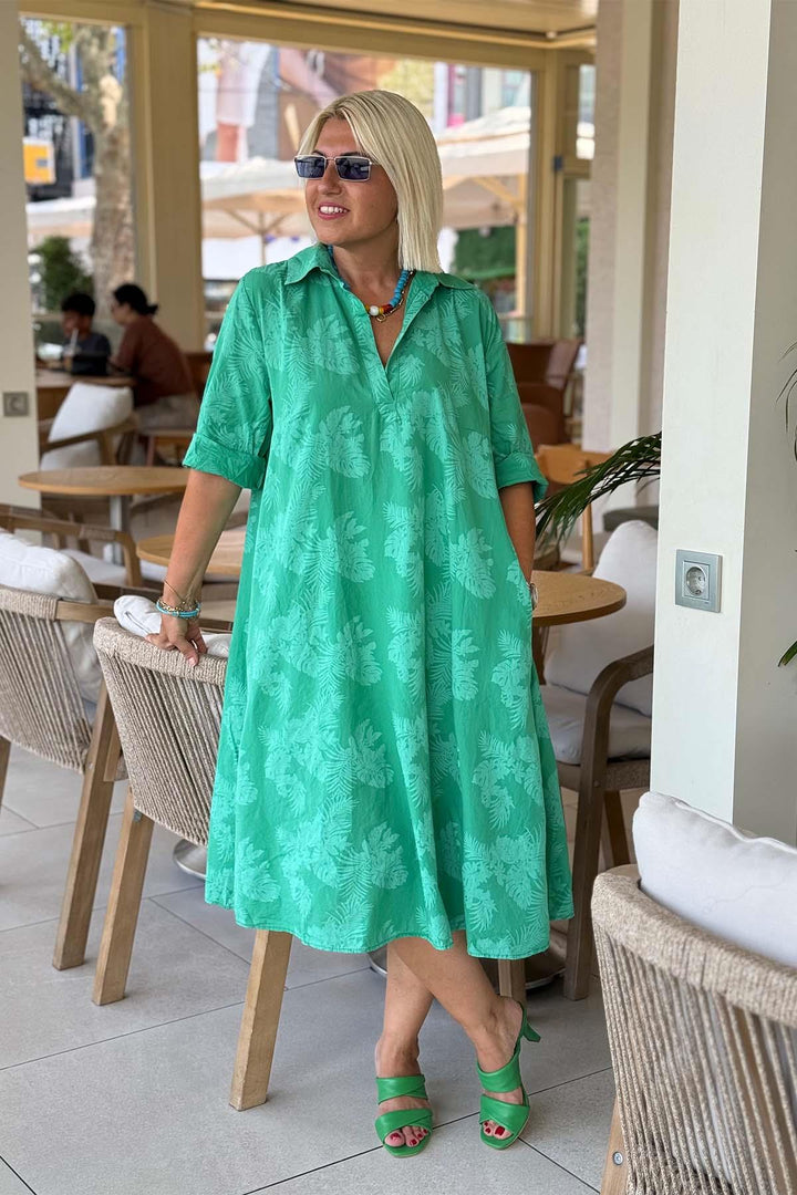 Nora – Dress with Leaf Pattern and Relaxed Look